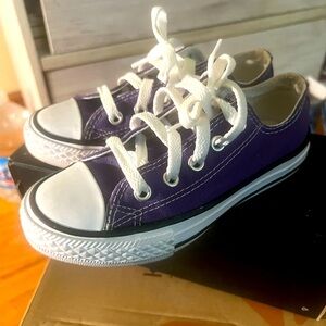 Girl converse size 11. Purple